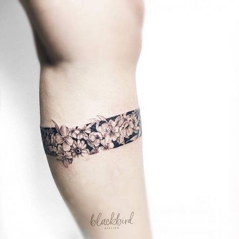 Floral calf band tattoo. Calf Band Tattoo, Thigh Band Tattoo, Leg Band Tattoos, Tatuaje Cover Up, Thigh Band, Tattoo Floral, Band Tattoos, Geniale Tattoos, Парные Тату