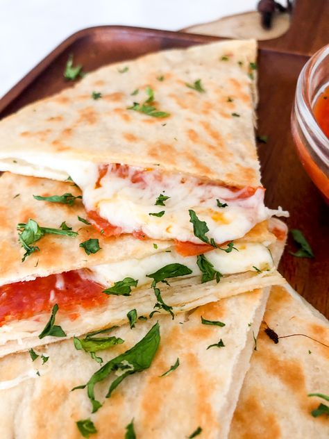 A quesadilla stuffed with cheese and pepperoni. Don’t like pepperoni pizza? Make a pineapple and ham pizza, veggie pizza, or meat lovers quesadilla Low Calorie Quesadilla Recipes, Low Calorie Main Dishes, Low Calorie Pizza Recipes, Low Calorie Quesadilla, Quick Low Calorie Dinner, Quesadilla Dip, Healthy Quesadilla Recipe, Low Calorie Wraps, Fresh Mozzarella Recipe