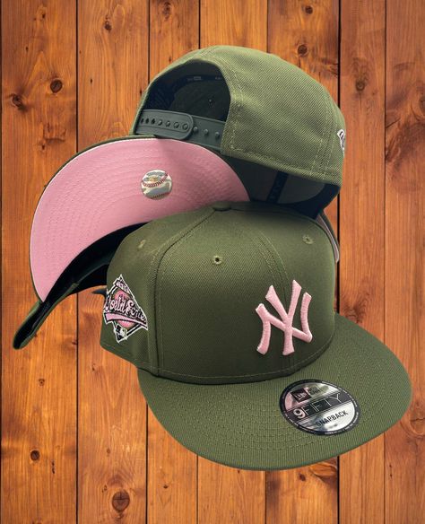 New York Yankees New Era All Olive Green/Pink Bottom With 1996 World Series Patch On Side 9FIFTY Adjustable Snapback Hat #Newyork #Yankees #MLB ⁠ New Era Cap Outfit Woman, Pink Yankees Hat, Travis Scott T Shirt, Custom Fitted Hats, Bucket Hat Outfit, Swag Hats, Yankees Hat, Dope Jewelry Accessories, Dope Hats