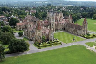 Charterhouse School as the fourth UK venue for its summer sports and music camps. Description from hothousemedia.com. I searched for this on bing.com/images Charterhouse School, School Castle, School Chapel, Fantasy Castles, Boarding School Aesthetic, Boarding Schools, Music Camp, Castle Home, Private Schools