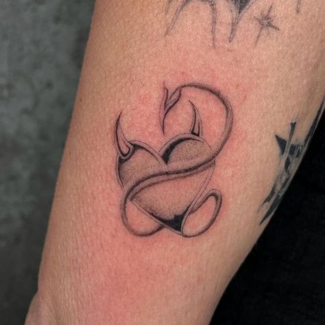 Dope Tattoos For Women, Tattoo Portfolio, Discreet Tattoos, Dope Tattoos, Seoul Korea, Creative Tattoos, Piercing Tattoo, Paw Prints, Mini Tattoos