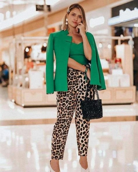 Faldas Animal Print, Printed Skirt Outfit, Blazer Verde, Leopard Outfits, Animal Print Pants, Color Blocking Outfits, Color Combinations For Clothes, Animal Print Outfits, Office Casual Outfit