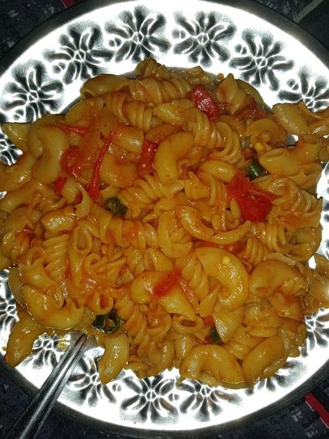 Anklet Design, Pasta House, Afghan Food Recipes, Variety Food, Fast Food Drinks, Red Bul, Eating Food Funny, Hand Photo, Pet Tiger