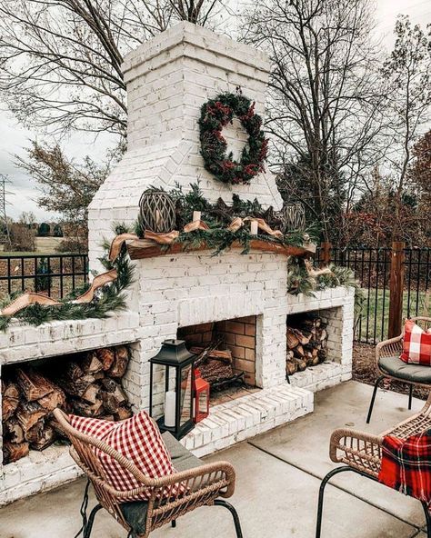 21 Outdoor Christmas Decoration Ideas For Some Holiday Magic Living Pool, Outdoor Fireplace Designs, Outdoor Fireplace Patio, Backyard Fireplace, Modern Farmhouse Design, Cozy Fireplace, Outdoor Patio Decor, Farmhouse Homes, Fireplace Design