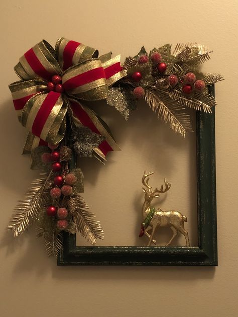 Decorating Picture Frames For Christmas, Christmas Crafts Frames Gift Ideas, Picture Frames Christmas Decorations, Christmas Picture Frame Wreaths, Picture Frame Wreath Christmas, Christmas Frames Diy, Xmas Frames, Picture Frame Wreath, Christmas Picture Frames