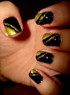 gold on black Steelers Nails, Simple Toe Nails, Black Gold Nails, Football Nails, Harry Styles Nails, Dark Red Nails, Nails Yellow, Gold Nail Designs, Gold Nail Art