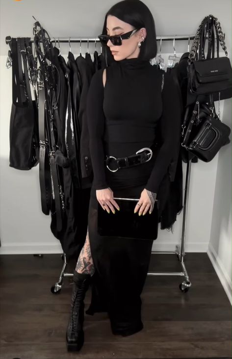 Older Goth Women, Goth Over 40, Goth Blazer Outfit, Nugoth Outfits, Gothic Aesthetic Outfit, Subtle Goth, Winter Goth Outfits, Goth Corporate, Feminine Goth