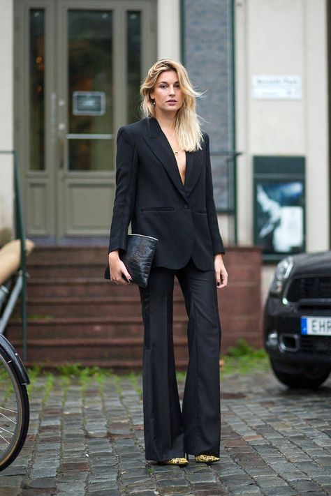 Camille getting back to black. Stockholm. #CamilleOverTheRainbow Camille Charriere, Stockholm Fashion Week, Stockholm Street Style, Blazer Outfit, Blazer Jeans, Looks Street Style, Outfit Trends, Stockholm Fashion, Spring Street Style