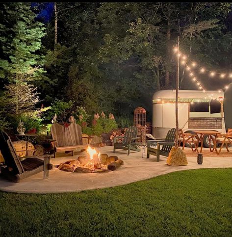 Summer Trailer Aesthetic, Camp Lot Landscaping, Private Campsite Ideas, Caravan Park Ideas, Camper In Backyard, Diy Campsite Ideas, Camper Parking Pad Ideas, Trailer Outdoor Decor, Airstream Backyard