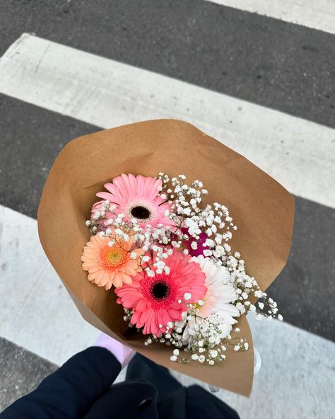 Flowers - bouquet - Gerbera - Germini - aesthetic - lifestyle Gerbera Bouquet, Aesthetic Lifestyle, Flowers Aesthetic, Flowers Bouquet, Lifestyle, Flowers