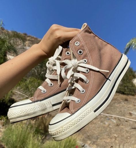 Light Brown Converse, Zapatillas All Star, Bloom Aesthetic, Sepatu Air Jordan, Brown Converse, Dr Shoes, Fresh Shoes, Hype Shoes, Shoe Inspo