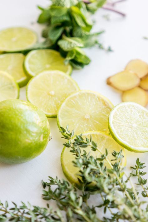 Lime, Mint, Ginger And Thyme Stove Top Potpourri | These Stove Top Potpourri ideas create an amazing natural homemade scent that will bring the smell of spring into your home. Such easy recipes that you can leave on your stove all day long simmering. Each one will fill your home with a fresh aroma as you do your spring cleaning! Smell Like Spring, Spring Smells, Water Mermaid, Summer Appetizers, Homemade Potpourri, Simmer Pot Recipes, Stove Top Potpourri, Citrus Smell, Potpourri Recipes