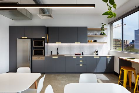 Kitchen In Office Space, Office Pantry Ideas Small Spaces, Office Kitchen Ideas Corporate, Kitchennete Office, Home Office Kitchenette, Small Kitchen Office Ideas, Staff Kitchen Break Room, Office Kitchenette Ideas, Small Office Pantry