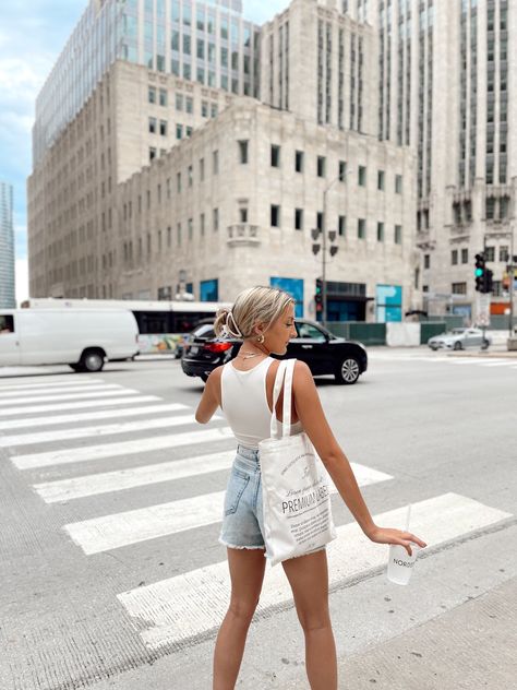 10 Outfits To Wear In Chicago This Summer | Styled by McKenz Chicago Vacation Outfits, Outfits To Wear In Chicago, Chicago Summer Outfit, Tourist Outfit, Chicago Vacation, Chicago Summer, Chicago Outfit, Chi Town, Outfits To Wear