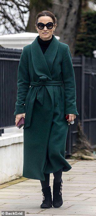 Pippa Middleton cuts a stylish figure in an emerald green trench coat as she strolls around Chelsea | Daily Mail Online Carol Middleton, Chic Bun, Pippa Middleton Style, Pippa And James, Mango Shoes, Dark Grey Jeans, Green Trench Coat, Middleton Family, Princess Fashion