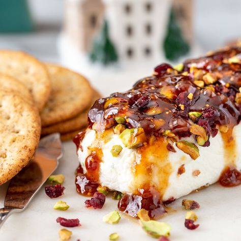 Cranberry Pistachio Goat Cheese Log, Cranberry Pistachio Cheese Log, Cream Cheese Log, Fig Cheese, Cheese Log Recipes, Cheese Logs, Goat Cheese Appetizer, Cheese Log, Whipped Goat Cheese