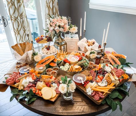 Baby shower table with charcuterie Charcuterie On Round Table, Mini Grazing Table, Grazing Table Ideas Baby Shower Diy, Round Grazing Table Ideas, Round Charcuterie Table, Round Grazing Table, Circular Charcuterie Board, Small Grazing Table, Halloween Grazing Table