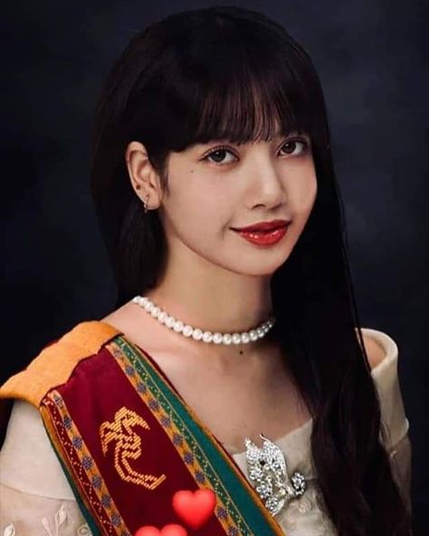 #LalisaManoban (#Lisa), Rapper/Dancer admits she's proud granddaughter of #AlingMarie, the store owner who ended political colors, on her latest IG story. "I am the proud granddaughter of Aling Marie"  #blackpink #pophaze (📸 ctto) Up Graduation Pic, Creative Shot For Graduation, Modern Filipiniana Dress, Filipiniana Dress, Queen Of, Graduation Picture Poses, Store Owner, Aesthetic Grunge Outfit, Happy Graduation