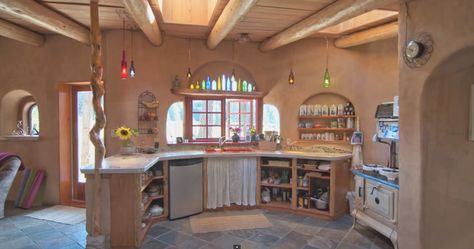 Super kitchen in cob. Love that bottled window arch. Cob House Kitchen, Cob Home, Cob House Interior, Cob House Plans, Sustainable Housing, Cob Building, Adobe Home, Earthship Home, Mud House