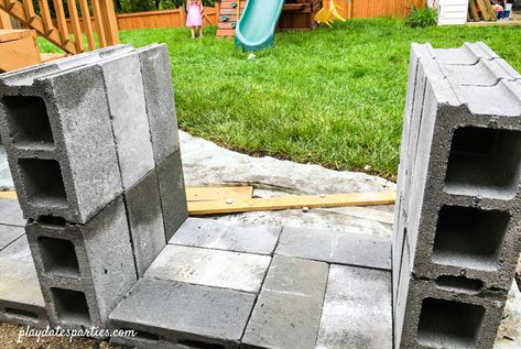 DIY Outdoor Bar with Cinder Blocks and a Pallet Cinder Block Bar Outdoor, Cinderblock Bar, Diy Patio Bar, Cinder Block Ideas, Shelving Lighting, Outdoor Fireplace Plans, Cinder Block Bench, Diy Cooler, Outdoor Grill Area