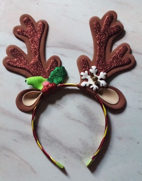 Celebra esta ocasión especial con estos lindos Cintillos Navideños. En @creacionesjenmarielst te ofrecemos estos pequeños detalles elaborados con Foamy. Christmas Headband Diy, Reindeer Headband, Christmas Headband, Under The Mistletoe, Fantasias Halloween, Diy Headband, Sewing Art, Hair Ornaments, Felt Christmas