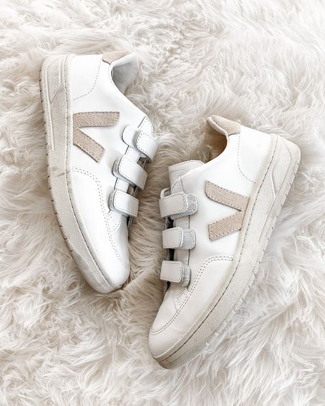 January Fashion, Sneakers Veja, Sneakers Guide, Veja Esplar, Veja V 10, Beige Sneakers, Neutral Heels, Velcro Sneakers, Fall Styles