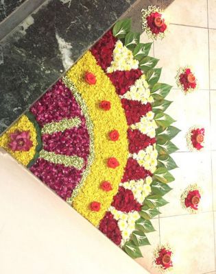 Flower Decorations On Floor, Flower Floor Decoration, Floor Flower Decoration, Floor Decoration With Flowers, Flower Decoration For Pooja On Floor, Flower Rongali Design, Rangoli Designs Flower Petals, Corner Rangoli Designs With Flowers, Rangoli From Flower Petals