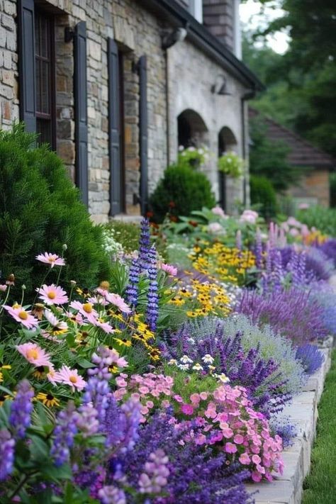 Hill Flower Bed Ideas, English Style Backyard, Blue Cottage Garden, English Garden Landscaping Front Yards, Tree Flower Bed Ideas, Plants In Front Of House, Flowers In Front Of House, Driveway Flower Bed Ideas, Garden Bed Flowers