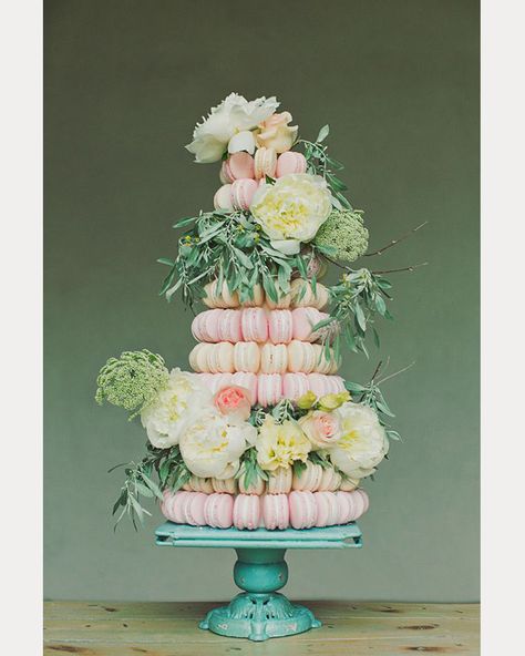 Alternatives to A Traditional Wedding Cake That Your Guests Will Love! ~ we ❤ this! moncheribridals.com Macaron Stand, Alternative Wedding Cakes, Macaroon Cake, Macaron Tower, Macaron Cake, Wedding Cake Alternatives, Traditional Wedding Cake, Cake Candy, Classic Wedding Cake