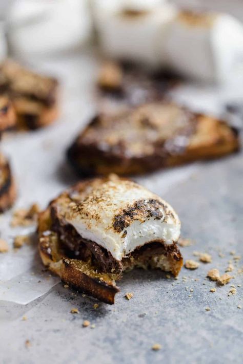 These Deconstructed S'mores Crostini are hands down the most flavorful s'mores you'll ever try! Plus, they're served on toasted grilled bread. An elevated, grown up way to enjoy s'mores while impressing all your friends and family. #wellseasonedstudio #smores #crostini #smoresrecipe Grilled Smores, Smore Recipes, Grilled Bread, Toast, Grilling, Bread