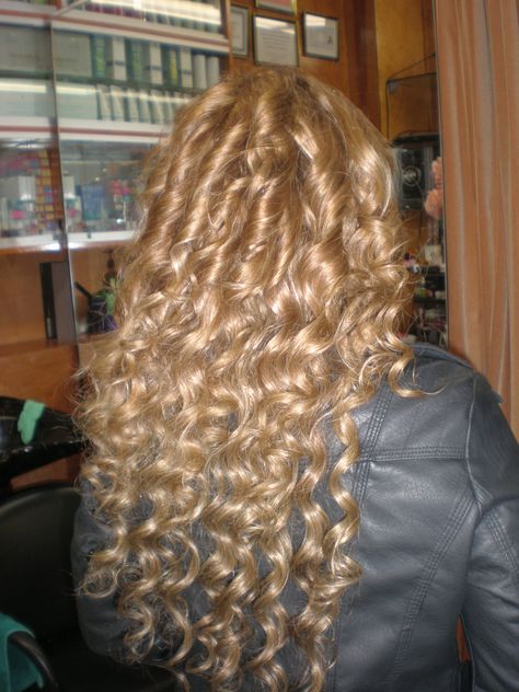 Curls!! Gold Curly Hair, Blonde Curly Hairstyles, Blonde Ringlets, Princess Curls, Blonde Hair Curly, Blond Curly Hair, Long Blonde Curly Hair, Long Natural Curly Hair, Curly Blonde Hair