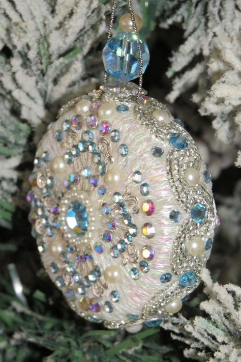 Crystal Ornaments Diy, Elegant Christmas Ornaments, Jeweled Christmas Ornaments, Whimsical Crafts, Shabby Chic Christmas Ornaments, Fancy Christmas Ornaments, Sequin Ornaments, Fancy Christmas, Beaded Ornament Covers