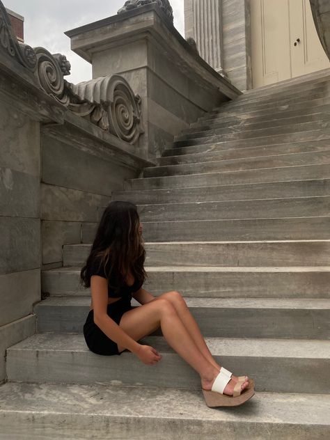 Full Body Instagram Pose, Stairs Pics Photo Ideas, Sitting In Stairs Pose, Standing Pose Reference Instagram, Stair Posing Ideas, Photos On Stairs Ideas, Walking Up Stairs Aesthetic, Pics On Stairs Ideas, Ideal Poses Picture Ideas