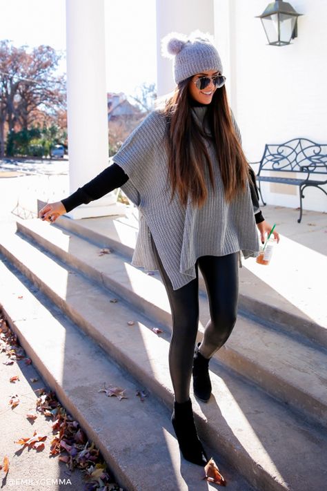 Poncho Outfit for Winter. Casual style for everyday. Emily Gemma, The Sweetest Thing Blog #EmilyGemma #TheSweetestThingBlog #Winterstyle #wintertrends #Poncho #ColdWeather Poncho Outfit, Winter Outfit Ideas, Bohemian Mode, Feminine Fashion, Winter Boho, Winter Stil, Poncho Style, Winter Trends, Estilo Boho