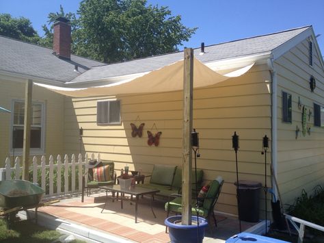 Backyard Canopy Diy, Diy Shade Backyard, Diy Deck Sun Shade, Cheap Backyard Shade Ideas, Canopy Shade Outdoor, Temporary Shade Outdoor, Adding Shade To Backyard, Backyard Shade Ideas On A Budget, Diy Shade Outdoor