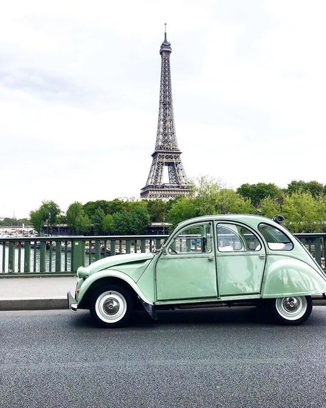 voyage travel vacances paris france europe destinations photographie monde week-end French Symbols, Paris Photo, Minimalism Interior, Citroen Ds, Tour Eiffel, Amazing Cars, Favorite City, Old Cars, Paris France