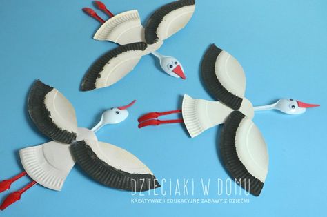 Paper Plate Storks | Fun Family Crafts Plastic Spoon Crafts, Castle Crafts, Recycled Crafts Kids, Paper Plate Crafts For Kids, Spoon Crafts, Bird Crafts, Paper Plate Crafts, Christmas Tree Crafts, Plastic Spoons