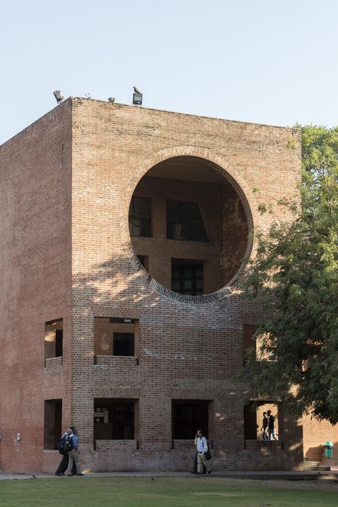 Gallery of Louis Kahn's Indian Institute of Management in Ahmedabad Photographed by Laurian Ghinitoiu - 5 Momo Masterpiece, Luis Kahn, Exeter Library, Louis Khan, Indian Institutes Of Management, Mass Design, Louis Kahn, House Sketch, Brick Architecture