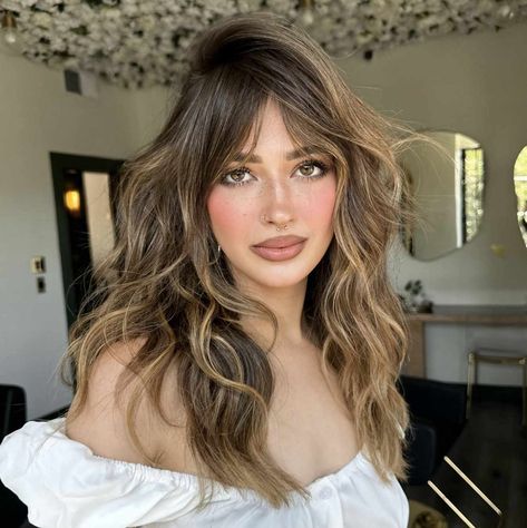 23 Brown Hair with Blonde Highlight Ideas to Inspire Your Next Look Highlights Brown Hair With Bangs, Blonde Highlight Ideas, Brunette With Caramel Highlights, Brown Hair With Highlights And Lowlights, Current Hair Trends, Dark Blonde Highlights, Platinum Hair Color, Blonde Hair Colors, Dark Blonde Hair Color