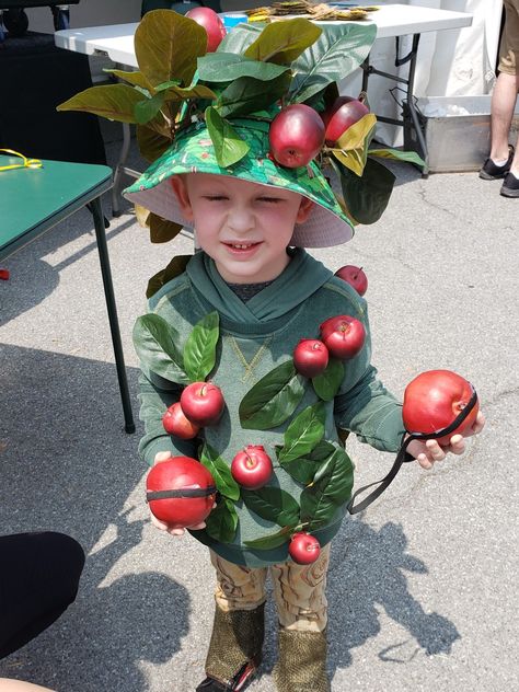 Wizard of Oz apple tree costume Weeping Willow Tree Costume, Wizard Of Oz Play Costumes, Wizard Of Oz Tree Costume, Apple Tree Costume, Wizard Of Oz Costumes Diy, Adult Costumes Diy, Poppy Costume, Wizard Of Oz Play, Rainbow Costume