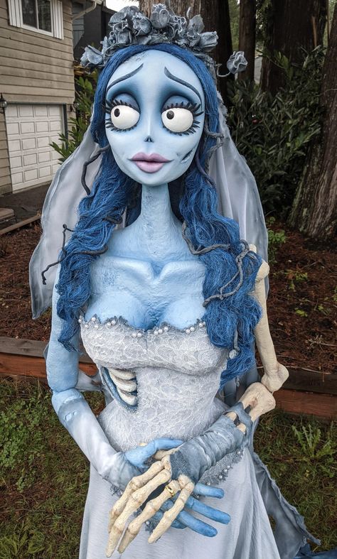 Blue Halloween Characters, Scary Custome Ideas, Corpse Bride Halloween Decorations, Corpse Bride Makeup, Halloween Bride Costumes, Make Up Sposa, Handmade Halloween Costumes, Corpse Bride Costume, Emily Corpse Bride