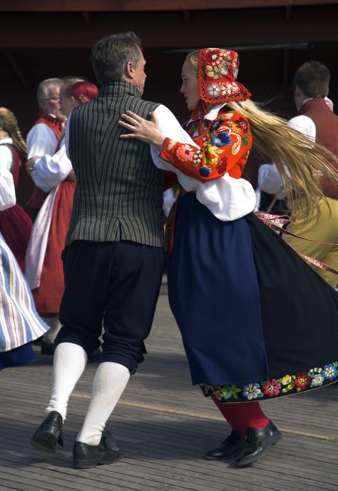 Slavic Dress, Swedish Midsummer, Swedish Dress, Travel Sweden, Scandinavian Costume, Swedish Heritage, World Dance, Scandinavian Countries, Masquerade Costumes