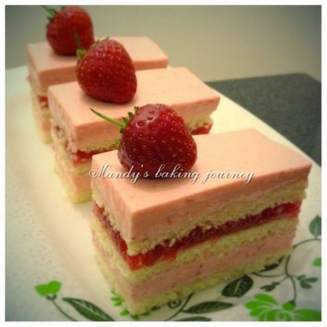 Mandy's baking journey: Strawberry & Raspberry mousse entremets Strawberry Opera Cake, Elegant Deserts, Strawberry Entremet, Entremet Recipe, Unique Sweets, Cheesecake Strawberry, Raspberry Mousse, Cheesecake Mousse, Food Bread