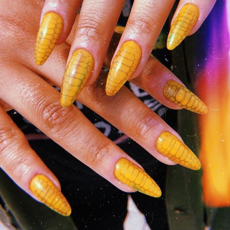 𝕸𝖎𝖈𝖍𝖊𝖑𝖑𝖊 𝖂𝖔𝖓 on Instagram: “@joiechavis let me give her some sick ass yellow snake print nails and I am here for it !” Snake Print Nails, Snake Skin Nails, Yellow Snake, Nail Water Decals, Star Nail Art, Print Nails, Spring Nail Art, Star Nails, Spring Nail