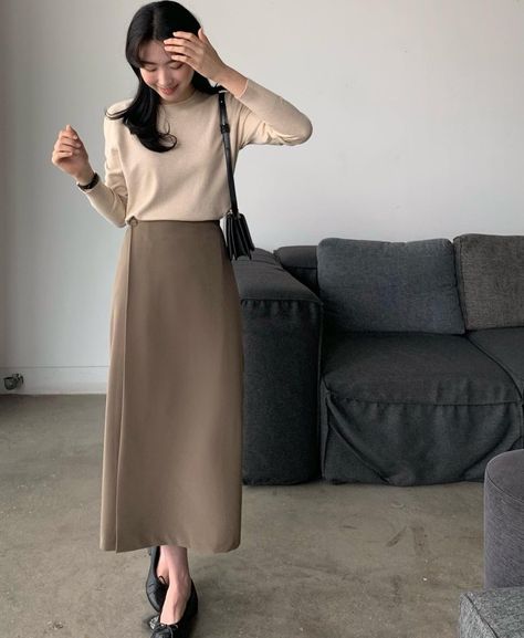 Work Outfit Skirt Professional, Startup Outfit, Style Kantor, Modest Business Casual, Skirt Ootd, Elegant Casual Dress, Korean Outfit Street Styles, Everyday Casual Outfits, Korean Fashion Outfits