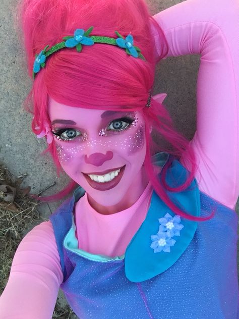 Poppy cosplay 💕 Poppy Makeup Trolls, Trolls Cosplay, Troll Headband Diy, Troll Costume Diy, Princess Poppy Costume, Poppy Craft For Kids, Veterans Day Poppy, Poppy Costume, Trolls Headband