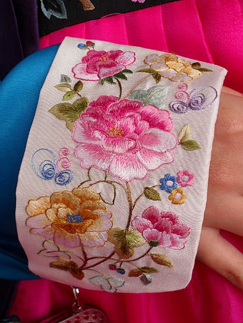 Sew in Love: Traditional Korean Costume - The Modern Hanbok Korean Hanbok Embroidery, Korean Traditional Embroidery, Korean Embroidery Pattern, Hmong Embroidery Patterns, Korean Textiles, Korean Traditional Art, Korean Patterns, Traditional Korean Art, Peony Embroidery