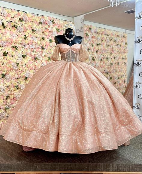 Vestidos Xv Aesthetic, Rose Gold Xv Dresses, Moda2000 Quince Dresses, Rose Gold Quinceanera Dresses, Debut Gowns, Xv Dresses, Debut Dresses, Quinceanera Dresses Gold, Quinceanera Pink