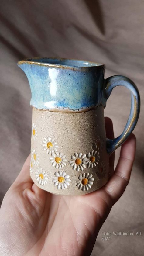 Pottery Clay Designs, Amazing Pottery Ideas, Pottery Slabs Ideas, Carving Ideas Pottery, Earthenware Pottery Ideas, Pottery Beginner Projects, Clay Mug Designs Handmade Pottery, Pottery Vessels Ideas, Pottery Jugs Ideas