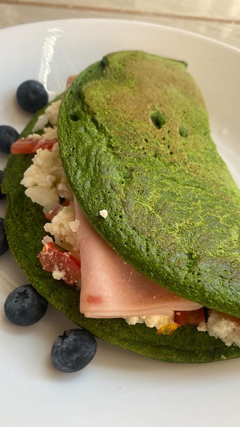 nutri.kar7 on Instagram: GREEN OMELETTE 🍃 Un desayuno súper delicioso y fácil de hacer 🍳 #crepadeespinacas #greenomelette #desayunosrapidos #desayunossaludables… Green Omelette, Tortillas, Avocado Toast, Avocado, Toast, Green, On Instagram, Quick Saves, Instagram